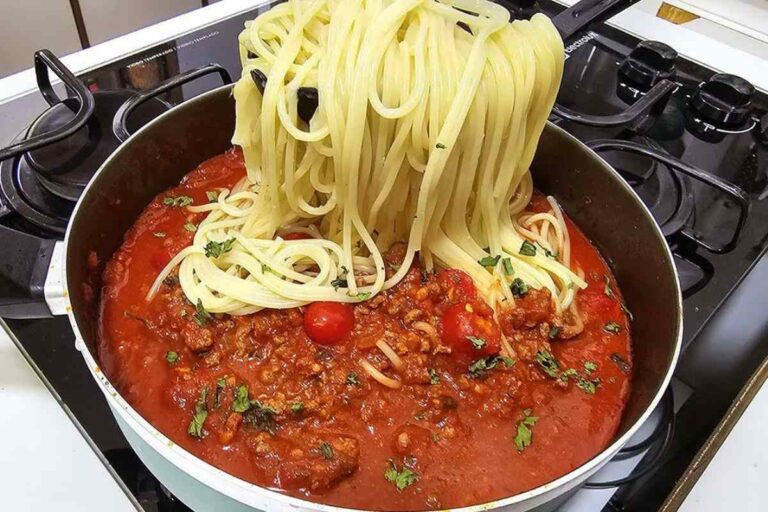 Macarrão com molho caseiro para fazer bem rapidinho para o almoço de domingo – Receitas Faceis