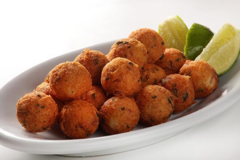 Bolinho de Bacalhau: Um Petisco Tradicional Português