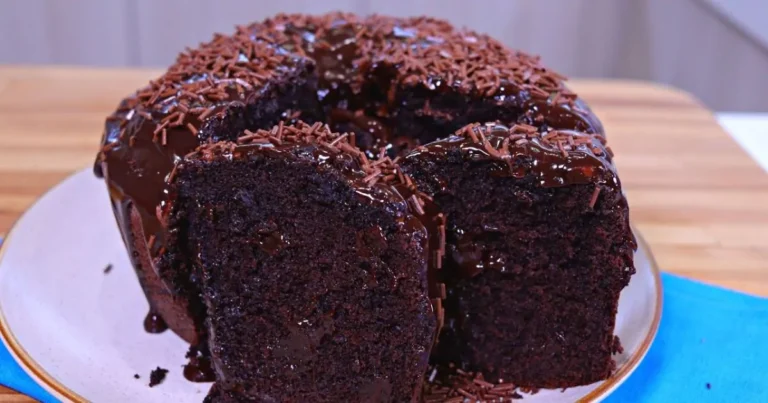 Aprenda o segredo do bolo de chocolate mais delicioso que você já provou