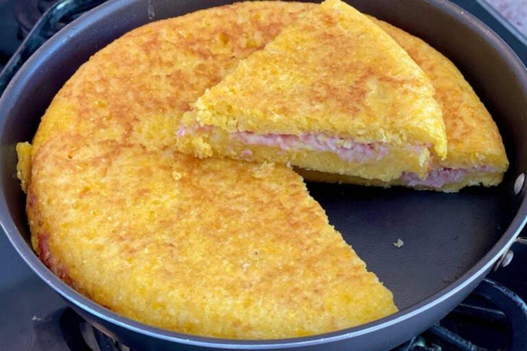 Cuscuz de frigideira recheado com presunto e mussarela e fácil de fazer – Receitas Faceis