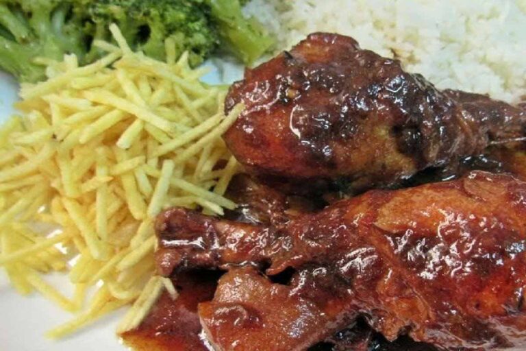 Frango dourado na cebola vai conquistar sua família no almoço de domingo – Receitas Faceis