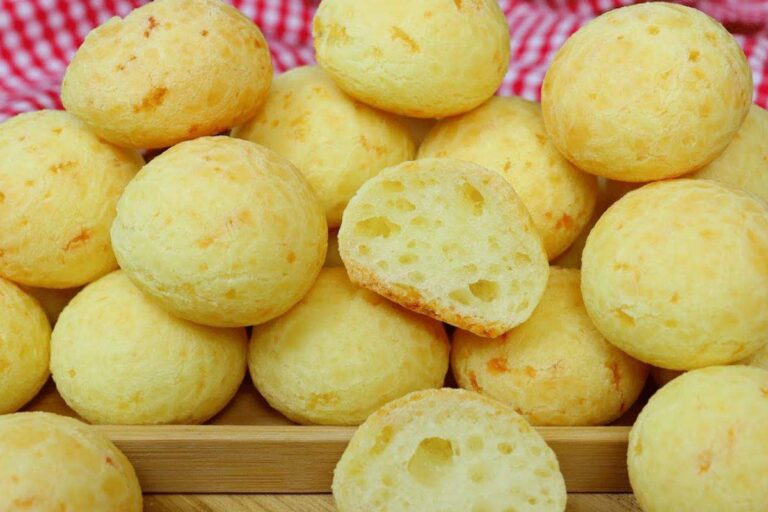 Aprenda o segredo do pão de queijo caseiro que não murcha e fica fofinho e crocante – Receitas Faceis