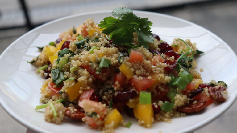 Salada de Quinoa: Uma Opção Deliciosa e Nutritiva para Refeições Leves